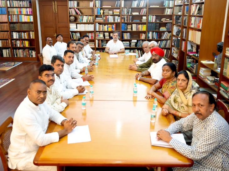 झीरम घाटी मामले को लेकर CG कांग्रेस के सीनियर नेताओं ने राहुल गांधी से मुलाकात की।