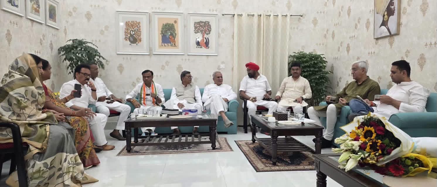 गांधी से मुलाकात के बाद छत्तीसगढ़ के कांग्रेस नेताओं ने प्रदेश प्रभारी सुखदेव भगत के घर जाकर मुलाकात की।