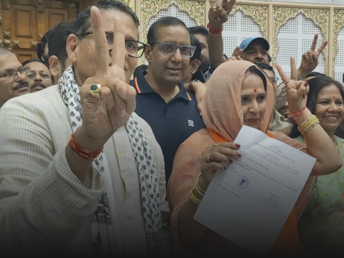 मेयर, डिप्टी मेयर विक्ट्री साइन दिखाते हुए।