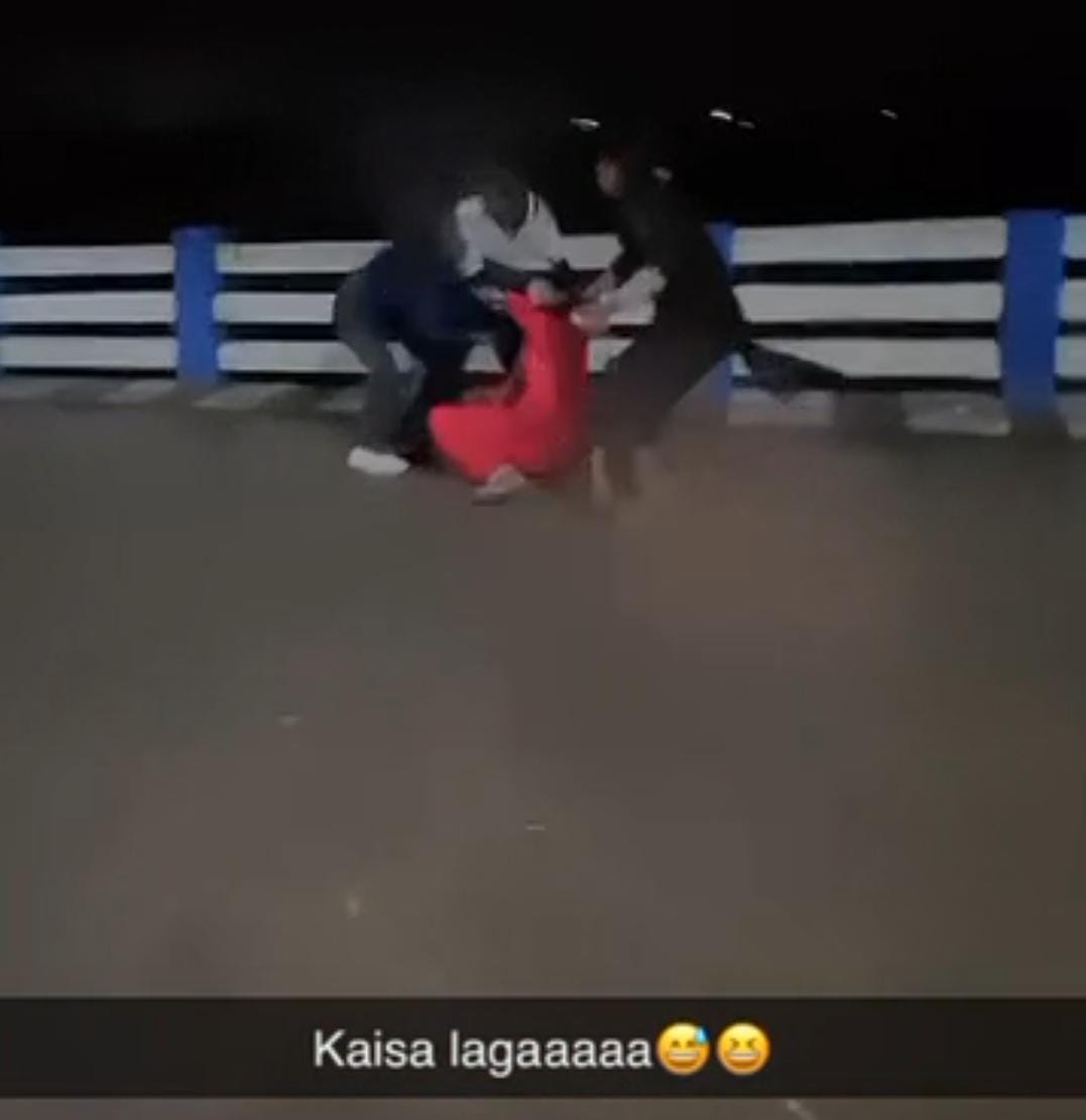 एक लड़की ने स्टेटस लगाकर लिखा - कैसा लगा।