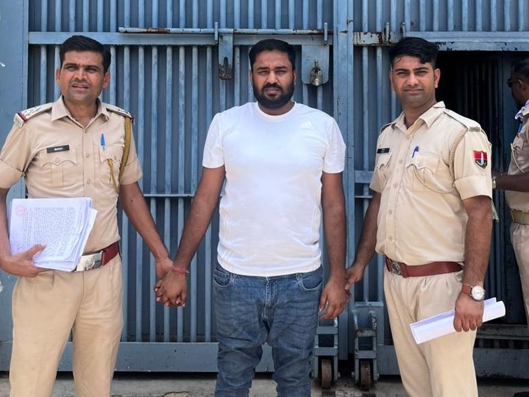 गैंगस्टर रोहित गोदारा का खास गुर्गा हरिओम रामावत बीकानेर के गंगाशहर थाने का हिस्ट्रीशीटर है।
