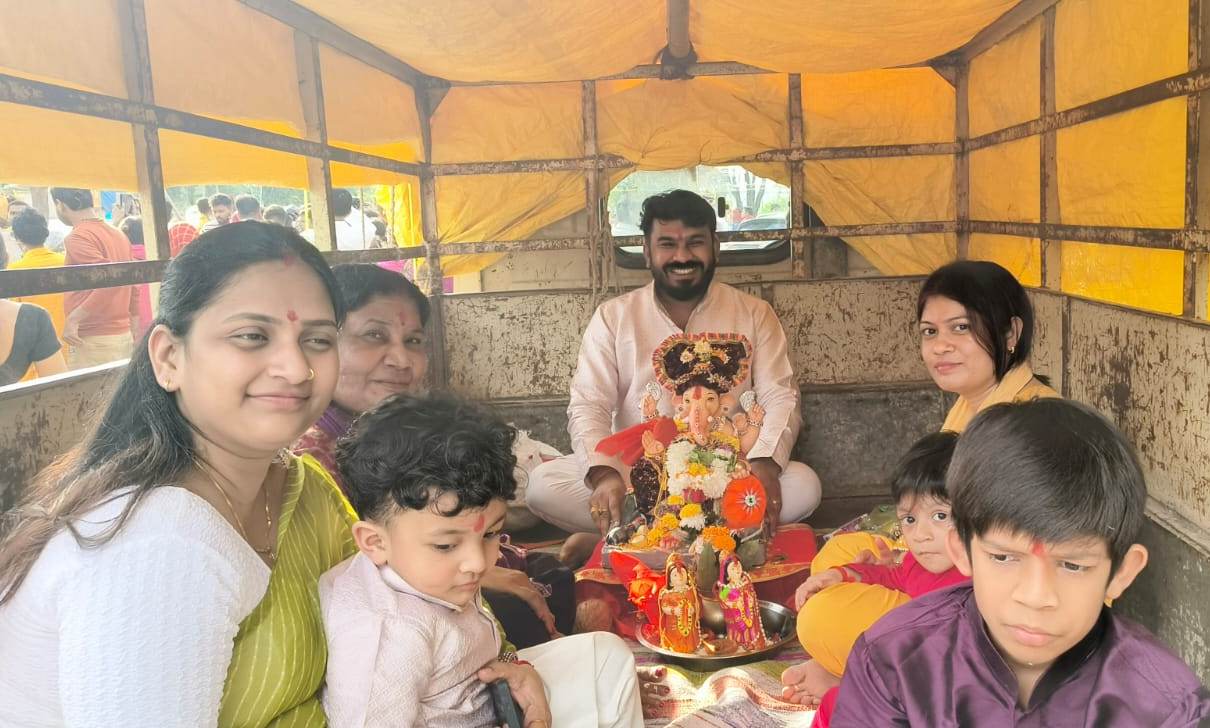 शनिवार को गणेश प्रतिमा विसर्जित करने ले जाता हुआ परिवार।