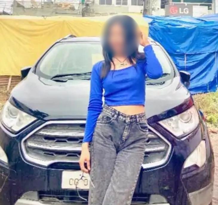 नीले कपड़े में नजर आ रही युवती की पहचान तान्या अली के रूप में हुई है।