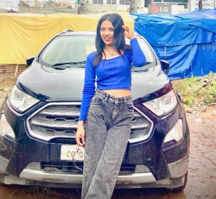 नीले कपड़े में नजर आ रही युवती की पहचान तान्या अली के रूप में बताई जा रही है।