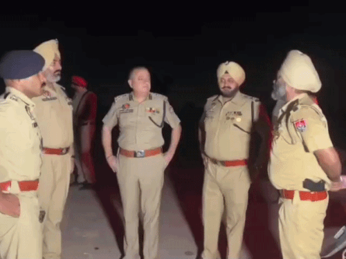 मौके पर जांच करने पहुंची पुलिस।