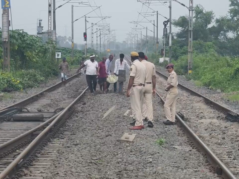 शव उठाकर ले जा रहे परिजन।
