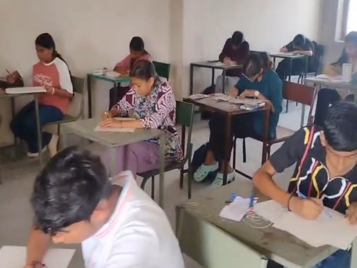 बाल चित्रकारों ने आज एक साथ कागज पर बनाए चित्र।
