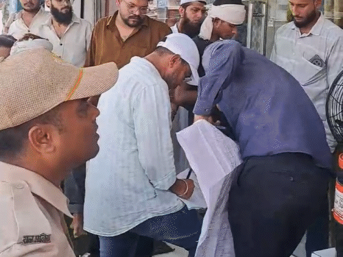 जयपुर विकास प्राधिकरण की कार्रवाई का स्थानीय जनता ने किया विरोध।