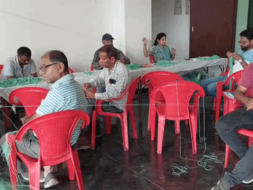 एक मतदान केंद्र के किट में करीब 40 से 45 तरह की जरूरी सामग्री रखी जाएगी।