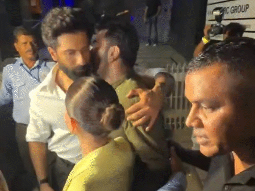 रणबीर कपूर और विक्की कौशल गले मिले।
