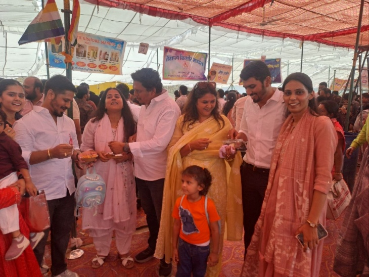 जैन मेले में व्यंजनों का आनंद लेते हुए जैन समाज के लोग।