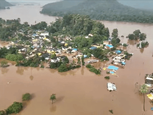 छत्तीसगढ़ में हो रही भारी बारिश के चलते महाराष्ट्र के गढ़चिरौली में बाढ़ के हालात हैं।