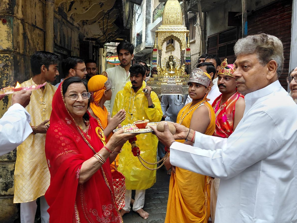 रथ यात्रा को देखने के लिए शहर की सड़कों के किनारे बड़ी संख्या में लोग खड़े रहे।