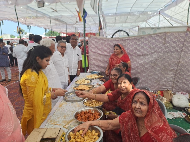 महिलाओं की टीम ने लगाई स्टॉल।