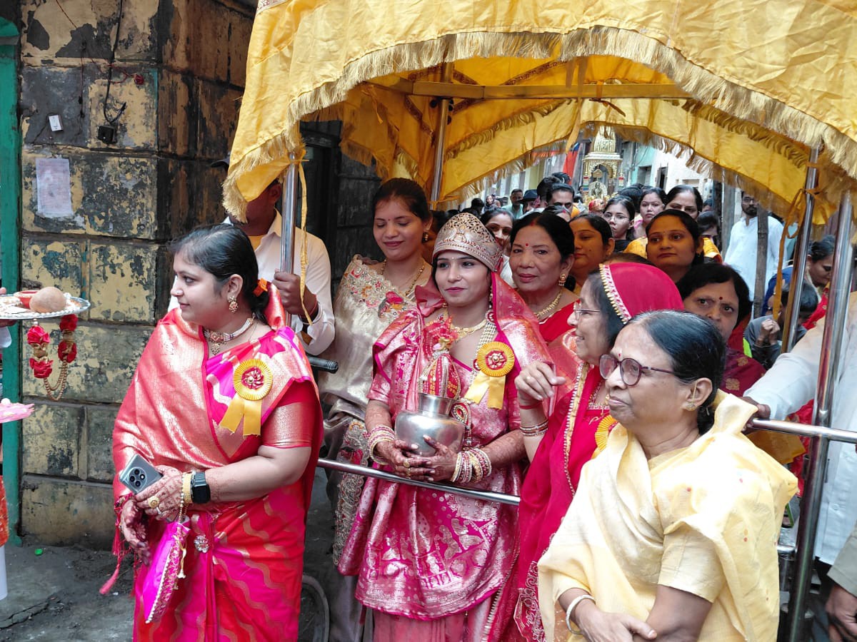पूरे रास्ते श्रद्धालु भगवान पार्श्वनाथ के जयकारे लगाते रहे।
