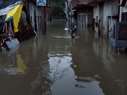 लखनऊ के शंकर पुरवा वार्ड में घरों-दुकानों में पानी भर गया। गलियों में कमर तक पानी भरा है।