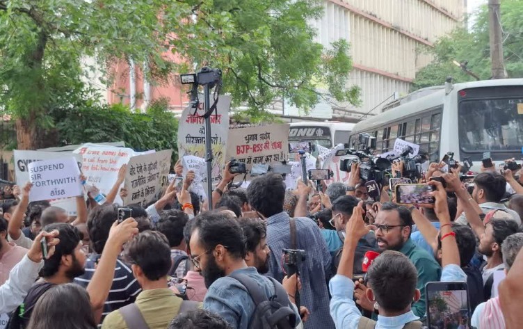 NEET पेपर लीक के बाद शिक्षा मंत्री के इस्तीफे की मांग को लेकर दिल्ली के जंतर-मंतर पर 6 जून 2026 से आंदोलन शुरू हुआ था।