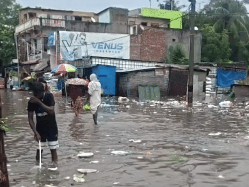 बिहार के सुपौल में रविवार को मूसलाधार बारिश के बाद सड़कों पर 2 से 3 फीट तक पानी भर गया।