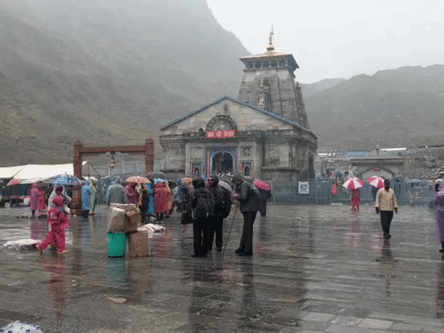 केदारनाथ धाम में भी बारिश हो रही है। श्रद्धालु भारी बारिश के बीच बाबा केदार के दर्शन कर रहे हैं।