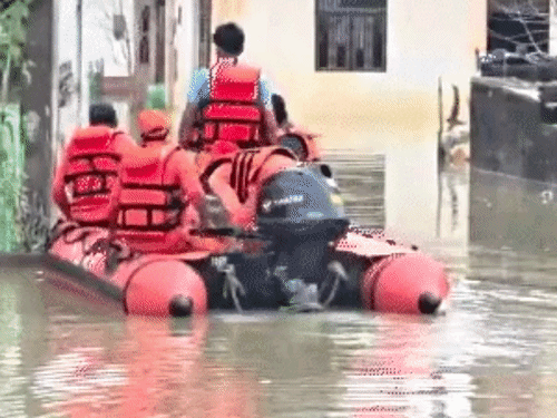 कानपुर में कई इलाकों में जलभराव हो गया है। परिवार घरों में फंस गए हैं। NDRF और PAC की टीमें रेस्क्यू ऑपरेशन चला रही हैं।