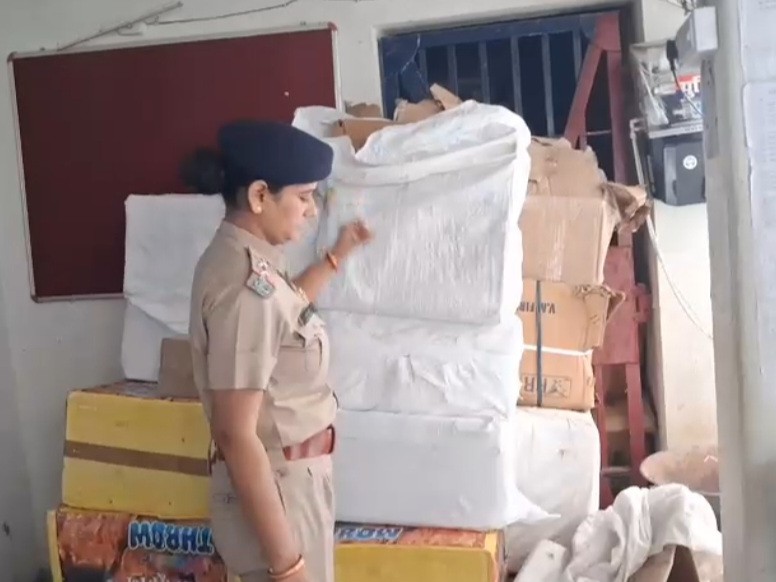 पुलिस ने छापेमारी कर मकान मालिक को हिरासत में लिया, लाइसेंस नहीं मिला|फुलवारीशरीफ,phulwari sharif - Dainik Bhaskar
