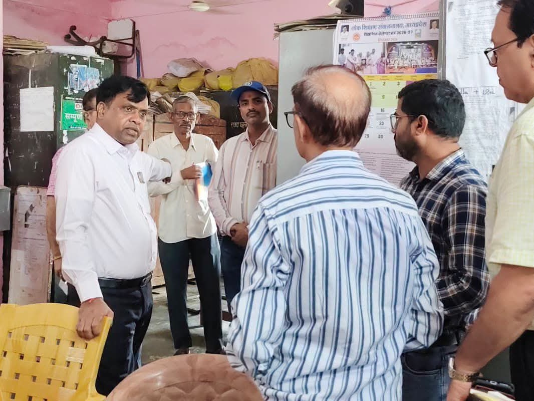 कलेक्टर के निरीक्षण में नशे में मिले प्रभारी प्राचार्य निलंबित। - Dainik Bhaskar
