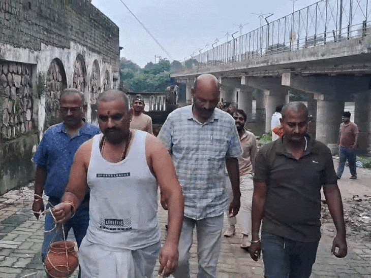 सवर्ण नेताओं की अस्थियां विसर्जित करते प्रदर्शनकारी।