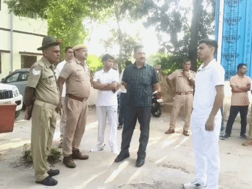 सआदत अस्पताल की मॉर्च्युरी के बाहर खड़े बटालियन के साथी।