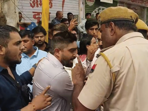 रास्ता बाधित होने से रोकने के लिए पुलिस ने प्रदर्शनकारियों को साइड में करने की कोशिश की तो माहौल और गरमा गया।