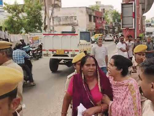 जेडीए की डीमार्केशन कार्रवाई के दौरान पुलिस महिलाओं को हटाती हुई।