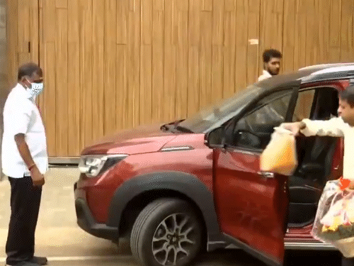 4 मई को विधानसभा चुनाव रिजल्ट आने के बाद सबसे पहले राधन ही विजय के घर मिलने पहुंचे थे।