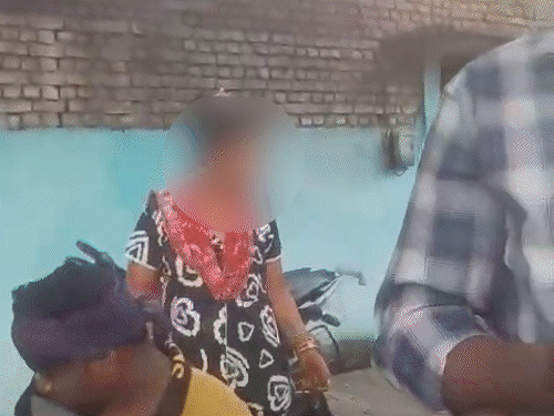 महिलाएं गांजा बेच रही, पुरूष भी इन्हें सपोर्ट कर रहे।