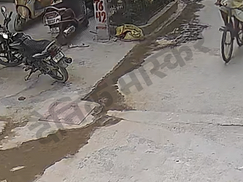 सीन-1: प्रेमानंदजी के शिष्य अचानक सड़क पर गिरते हैं। उनका सिर जमीन से टकराता है।