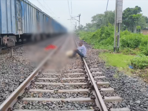 ट्रैक पर घंटों पड़ा रहा शव।