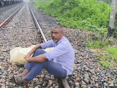 रेलवे ट्रैक पर बैठकर शव की रख वाली कर रहे परिजन।
