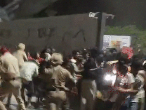 पुलिस कर्मचारियों ने छात्रों पर लाठियां बरसाई।