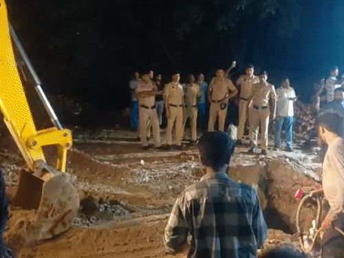 बोरवेल के पास खोदा गया गड्ढा।