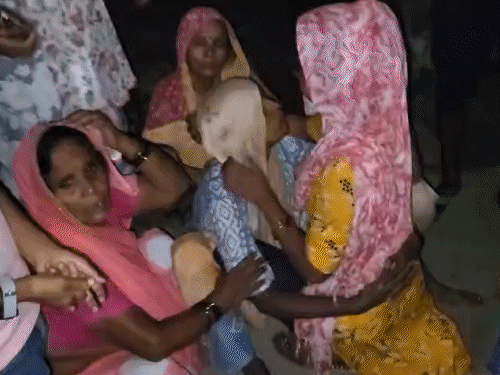 हादसे के बाद इकट्ठा हुई गांव की महिलाएं।