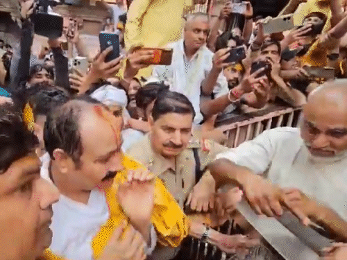 29 जून 2024 रोजी बरसाणाच्या राधा राणी मंदिरात पंडित प्रदीप मिश्रा यांचे अंगवस्त्र ओढण्यात आले होते.