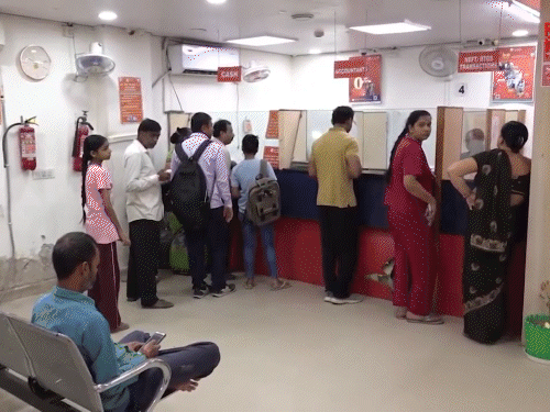 कैश और चेक जमा करने पहुंचे लोग, कल से 3 दिन बंद रहेंगे|बिजनेस,Business - Dainik Bhaskar