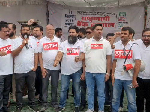 पांच दिन के वर्किंग वीक की मांग को लेकर पूरे देश में बैंककर्मी प्रदर्शन कर रहे हैं।