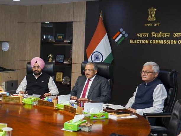 26 सितंबर को चुनाव आयोग की बैठक में CEC ज्ञानेश कुमार, चुनाव आयुक्त सुखबीर सिंह संधू  और विवेक जोशी शामिल हुए। - Dainik Bhaskar