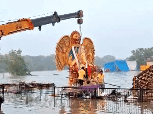 महादेव घाट में गणेश विसर्जन के लिए केवल समितियों के सदस्यों को प्रवेश दिया जा रहा है।