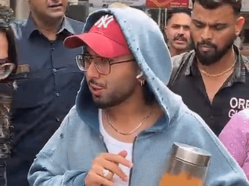 अपनी टीम के साथ बात करते दिखे ओरी। बाउंसर्स की टीशर्ट पर लिखा था ओरी गार्ड।