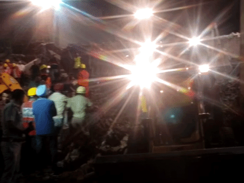 NDRF की टीम रेस्क्यू ऑपरेशन चलाए हुए है।