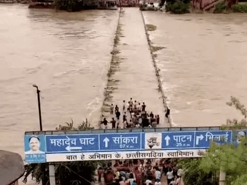 रायपुर में शनिवार को खारुन पर बने पुल के ऊपर से पानी बहने लगा।