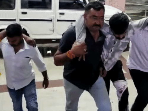 उज्जैन में पुलिस की गाड़ी से कूदकर भागे, पत्थर फेंके; सगे भाइयों की हत्या की थी|उज्जैन,Ujjain - Dainik Bhaskar