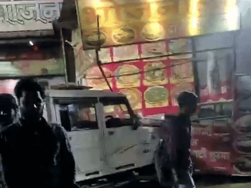 टक्कर मारने के बाद कैंपर सड़क किनारे ढाबे के पास जाकर रुकी।