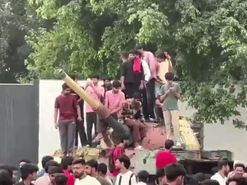 लवली प्रोफेशनल यूनिवर्सिटी के बाहर टैंकर पर चढ़े छात्र।