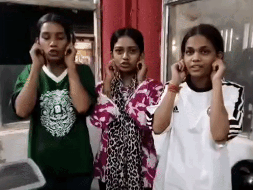 थाने में तीनों युवतियों से कान पकड़कर उठक-बैठक कराई गई।